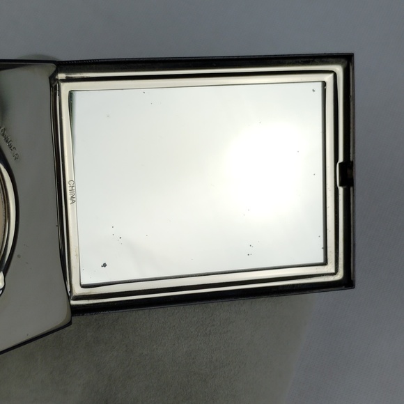 Estee Lauder Translucent Pressed Powder - Black and Silver Compact - Picture 13 of 16